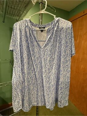 Jones New York Light Blue & White V-Neck Short Sleeve Tunic